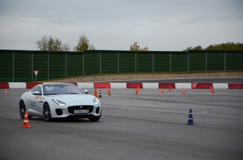 NETLAB и Huawei провели конференцию в центре водительского мастерства Jaguar – Land Rover